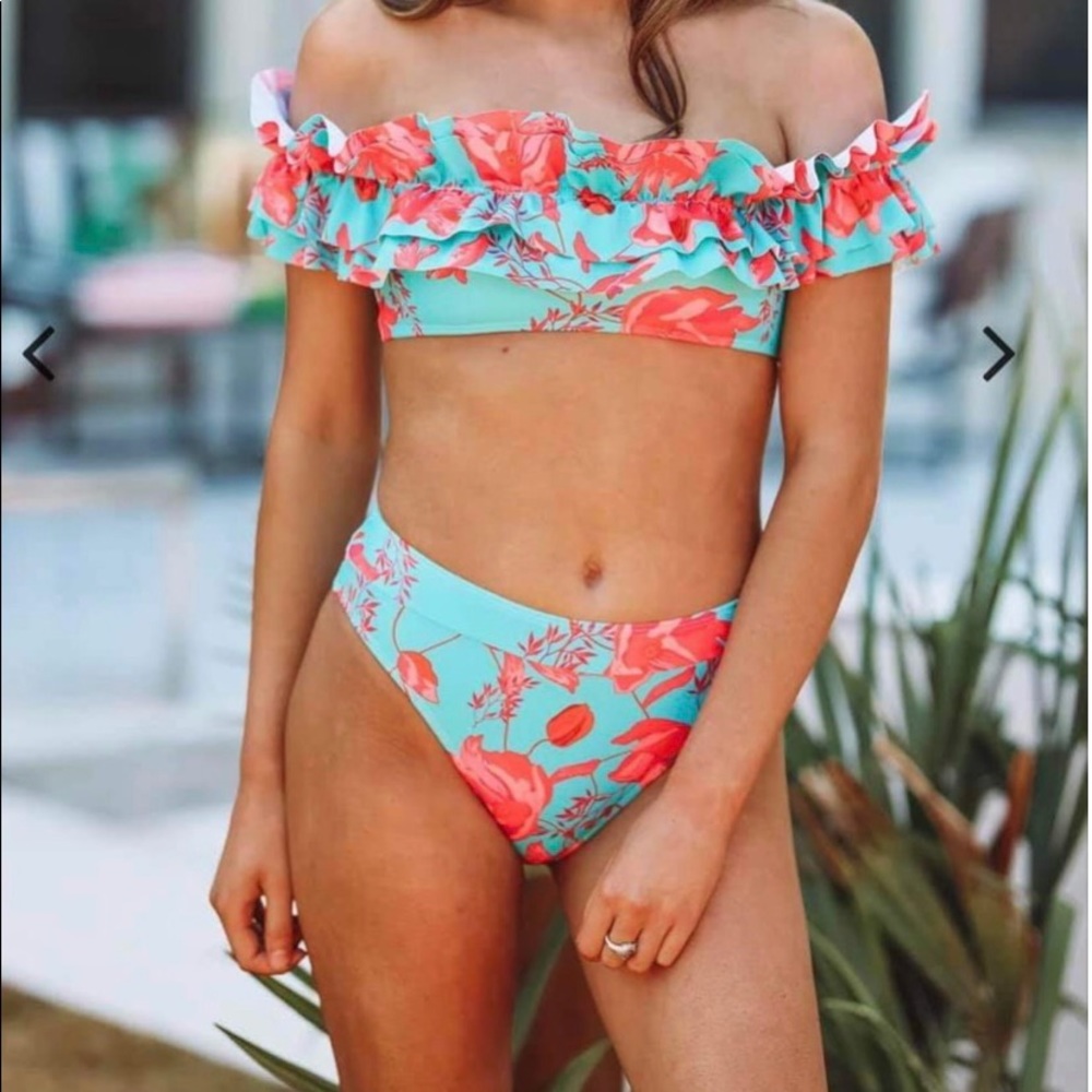 Off shoulder bikini